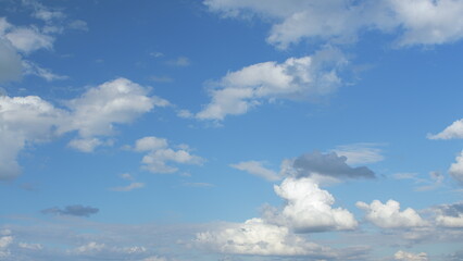 Obraz premium An Exquisite and Beautiful Array of Clouds Spread Across a Bright and Clear Blue Sky