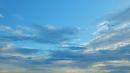 Obraz premium A serene, beautiful sky adorned with soft clouds and a vibrant shade of blue, so peaceful