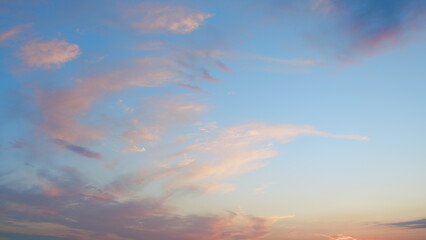 Obraz premium A Beautiful Dusk Sky Displaying Soft Pastel Clouds That Create a Tranquil Atmosphere