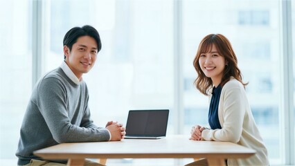 Obraz premium テーブルを挟んで笑顔で並ぶ男女のビジネスマン
