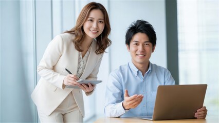 タブレットとパソコンで業務を進めるビジネスパーソン