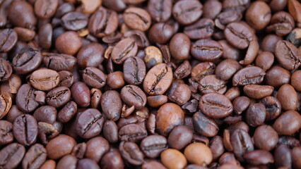 Obraz premium Detailed coffee bean zoom, Magnified shot capturing textured glossy coffee beans, Highresolution closeup showcasing rustic charm and varied textures of roasted coffee beans
