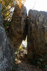 テドゥンサンの門のような大きな岩