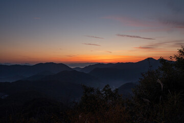 Fototapeta premium 明るみ始めた夜明けの空と山並み