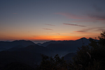 明るみ始めた夜明けの空と山並み