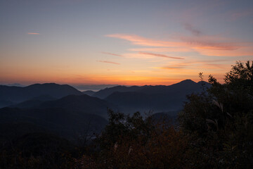 Obraz premium 朝焼けの空と山並み