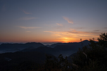 朝焼けの空と山並み