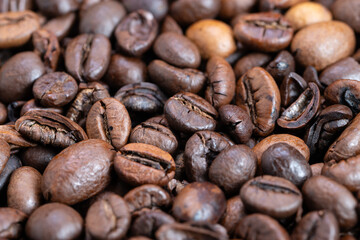 Highquality coffee bean shot emphasizing vibrant gloss, Exquisite shot of luxury coffee beans emphasizing lustrous coloration suitable for upscale branding and marketing campaigns