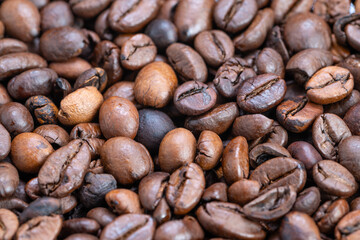 Fototapeta premium Closeup roasted coffee beans glossy texture, deep brown tones, oil sheen, scattered tight frame conveying warm aromatic mood, ideal for cafe packaging and food advertising