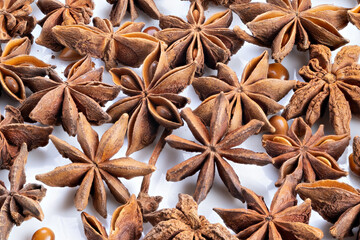 Flavorful spice accents, Add visual appeal through spices and textured seed decorations, Incorporate star anise and seeds to elevate baking aesthetics and taste experience
