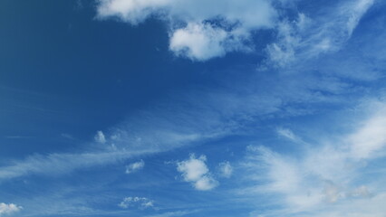 Obraz premium A stunning and vibrant blue sky, adorned with beautiful wispy clouds floating gracefully