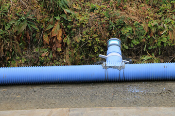 工事現場に置かれた塩ビ管