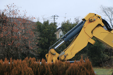 工事現場で働くショベルカー