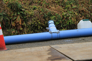 工事現場に置かれた塩ビ管