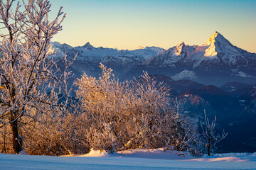 Berchtesgadener Alpen und Watzmann im Sonnenaufgang im Winter