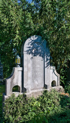 sch&ouml;ner gro&szlig;er Grabstein auf einem Friedhof in Landsberg Lech