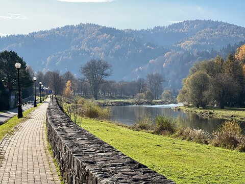Muszyna tereny spacerowe na Rzeką Poprad.