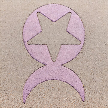 Violet Pentagram Holds Balance from Five Elements, Horned Symbol Conceals Divinity