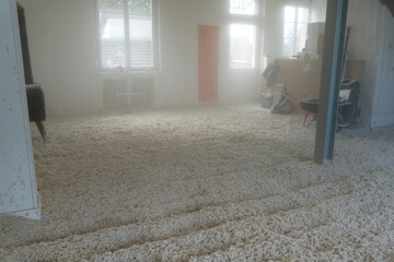 Texture naturelle de laine de bois d'isolation soufflée à la machine, douce et fibreuse, évoquant authenticité, artisanat et matières textiles naturelles pour rénovation énergétique du plancher maison © Thomas