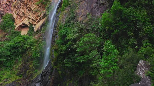 Cato&aacute; Waterfall in Paran&atilde;, Tocantins, highlighting its 70-meter emerald cascade and the ancient, multi-toned quartzite cliffs of the Serra do Mocambo.