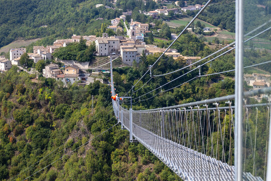 Attraversamento del ponte tibetano pi&ugrave; alto d'Italia che collega i borghi di Sellano e Montesanto in Umbria. Panorama, particolari e persone si cimentano in questa emozionante esperienza