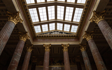 Obraz premium Inside of the Parliament of Austria with marble columns and glass roof
