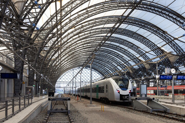 Stahlskelett mit transparenter Abdeckung f&uuml;r das Dach des Dresdener Hauptbahnhofs