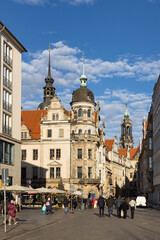 Residenzschlo&szlig; in Dresden, davor weihnachtlich geschm&uuml;ckte Verkaufsst&auml;de