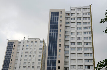 Fototapeta premium panneaux solaires, immeuble, quartier du centre ville, Choisy le Roi, région Ile de France, 94, Val de Marne, France