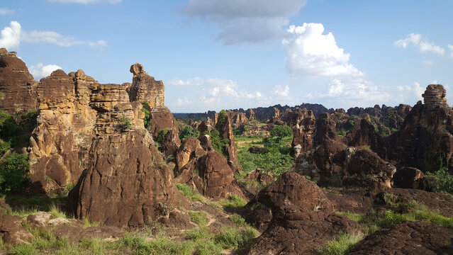 The image displays the Sindou Peaks (Pics de Sindou)