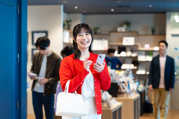 買い物をする若い女性