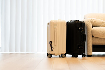 旅行に最適なスーツケース。荷物を詰めリビングルームに置いた旅行用スーツケース