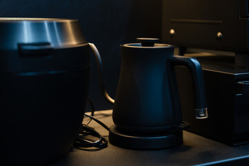 黒を基調にした美しいダイニング。シックな家電製品で落ち着いた雰囲気を醸し出します。