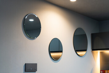 リビングルームのデザイン鏡を利用したインテリア。壁にかけられたオシャレで美しい鏡