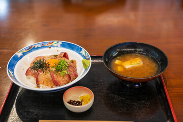 ハマチの漬け丼とアラ汁 © 繁本　隆弘 