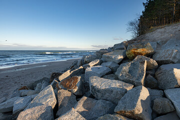 Kamienie ułożone na linii brzegowej zimowego bałtyku