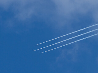 青空に白い雲 ブルーインパルス3機のスモーク②