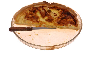 Tarte au camembert faite maison entam&eacute;e dans un plat avec un couteau en gros plan isol&eacute;e sur fond blanc