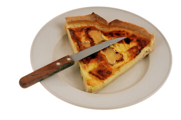 Part de tarte au camembert dans une assiette avec un couteau en gros plan isol&eacute;e sur fond blanc