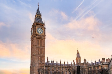 Fototapeta premium Elizabeth Tower and Palace of Westminster at sunset, iconic London landmark against a pastel sky
