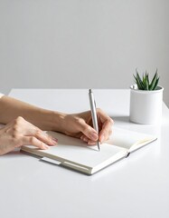 白紙のノートの上でペンを構える手元を撮影。
書き始める直前の静かな期待感と前向きな気配を表現しています。
上部中央に大きな余白があり、広告コピーや動画字幕に最適。
教育、学習サービス、春のキャンペーン向け素材です。