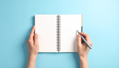 白紙のノートの上でペンを構える手元を撮影。
書き始める直前の静かな期待感と前向きな気配を表現しています。
上部中央に大きな余白があり、広告コピーや動画字幕に最適。
教育、学習サービス、春のキャンペーン向け素材です。