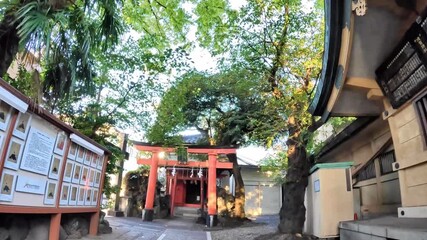 東京都新宿区須賀町　四谷総鎮守　須賀神社　須賀神社の始まりは寛永11年（1634年）、赤坂一ツ木村（一ツ木）の清水谷にあった稲荷神社を江戸城外堀普請のため四谷に遷座したことであるとされる。別当寺は稲荷山福田寺宝蔵院。寛永14年（1637年）、日本橋大伝馬町の鎮守として神田明神摂社（天王二ノ宮）に祀られていた牛頭天王を合祀した。新海誠監督の大ヒットアニメ映画「君の名は。」のラストシーンに登場する参道
