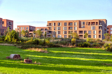 Moderne Wohnbl&ouml;cke mit Hanglage im Frankfurter Stadtteil Riedberg im Abendlicht