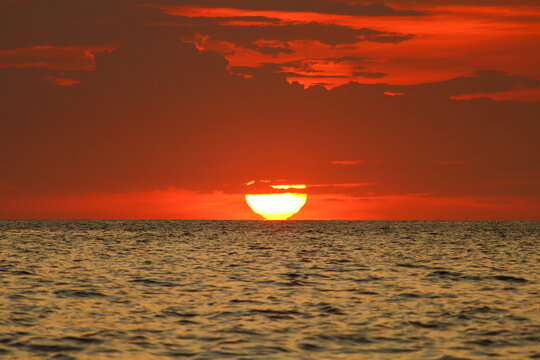P&ocirc;r do sol na praia