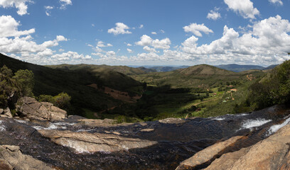 Fototapeta premium Incrivel Cachoeira do Juju, com a belíssima borda infinita natural com vista para montanhas de Minas Gerais