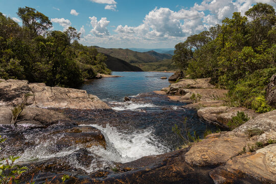 Cachoeira incrivel com borda infinita com vista para montanhas