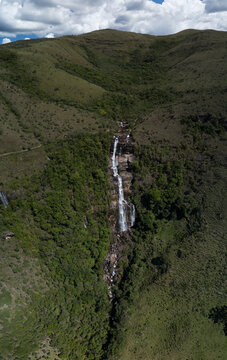Panoramica vertical com vista da cachoeira do juju em Baependi, Minas Gerais