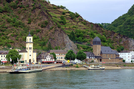 Der Ort. St. Goarshausen am Rhein im Oberen Mittelrheintal in Rheinland-Pfalz. Aussicht von einem Ausflugsschiff zur Loreley.