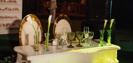 Glass vases and decorative wedding plates on a table